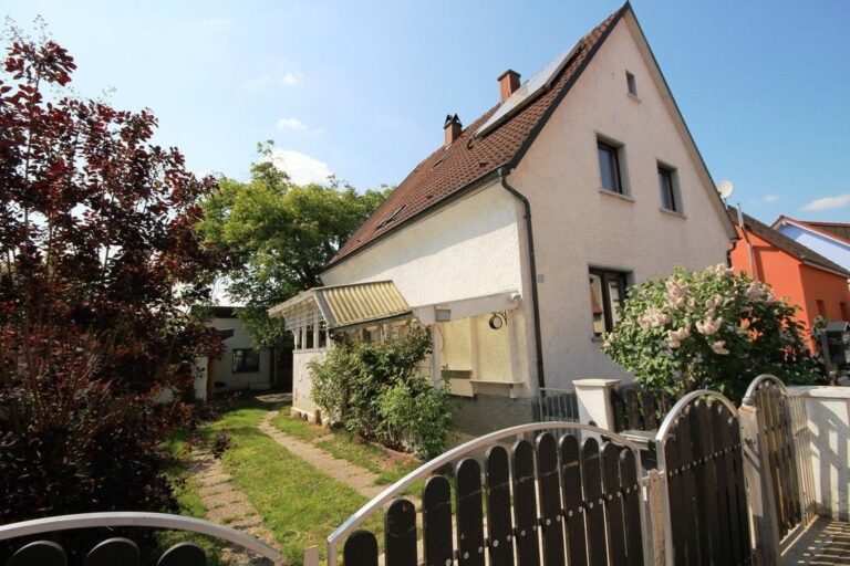 EFH mit separatem Anbau und großen Garten