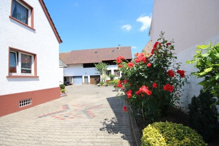 Schnuckliges Haus mit Hof, Garagen, Scheune und Garten