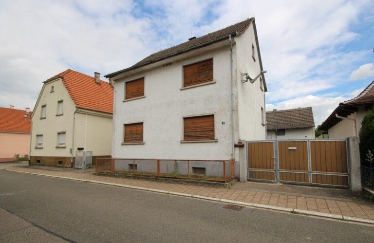 Sanierungsbedürftiges Einfamilienhaus mit großen sonnigen Garten