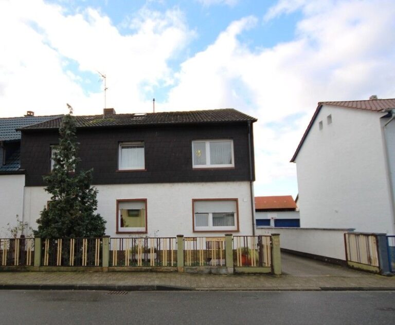 Zweifamilienhaus mit Hof und Garten