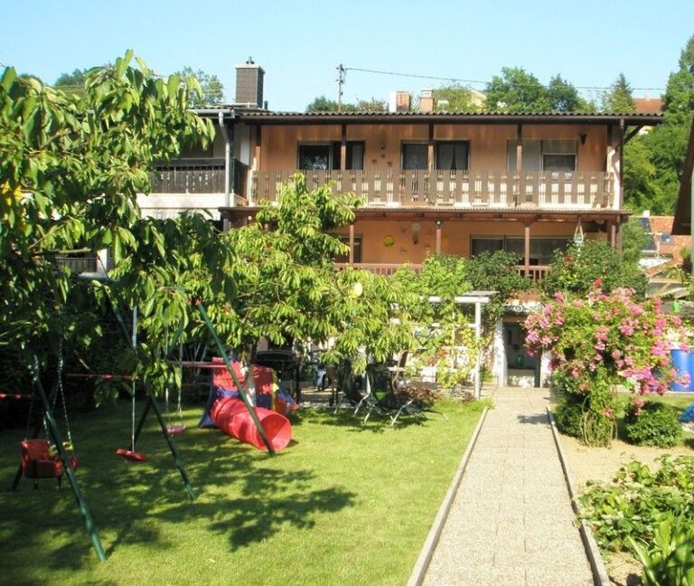 * Reserviert * Außergewöhnliches Haus mit Ambiente – Zwei Häuser mit sehr großem Grundstück