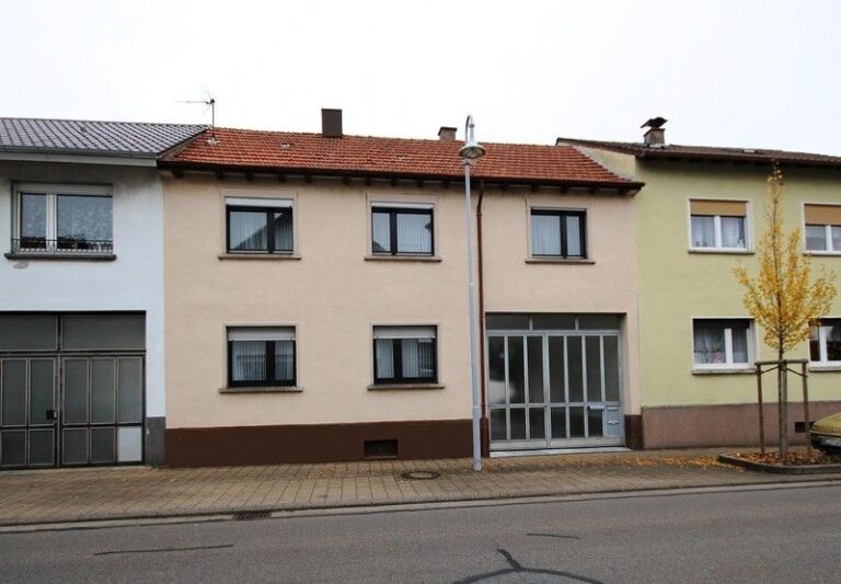 Haus der vielen Möglichkeiten mit großem Hof- und Einfahrt