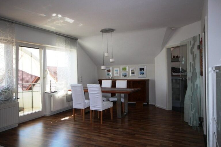 Helle und gut geschnittene DG-Wohnung