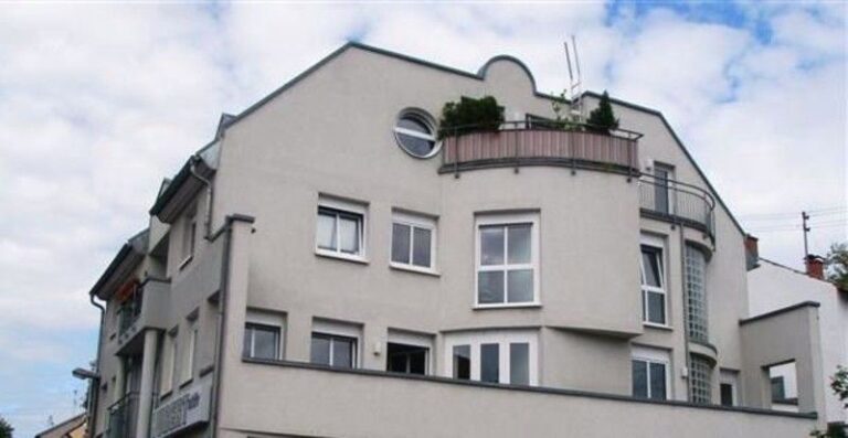 Schmucke Dachgeschoss-Wohnung mit Fernsicht